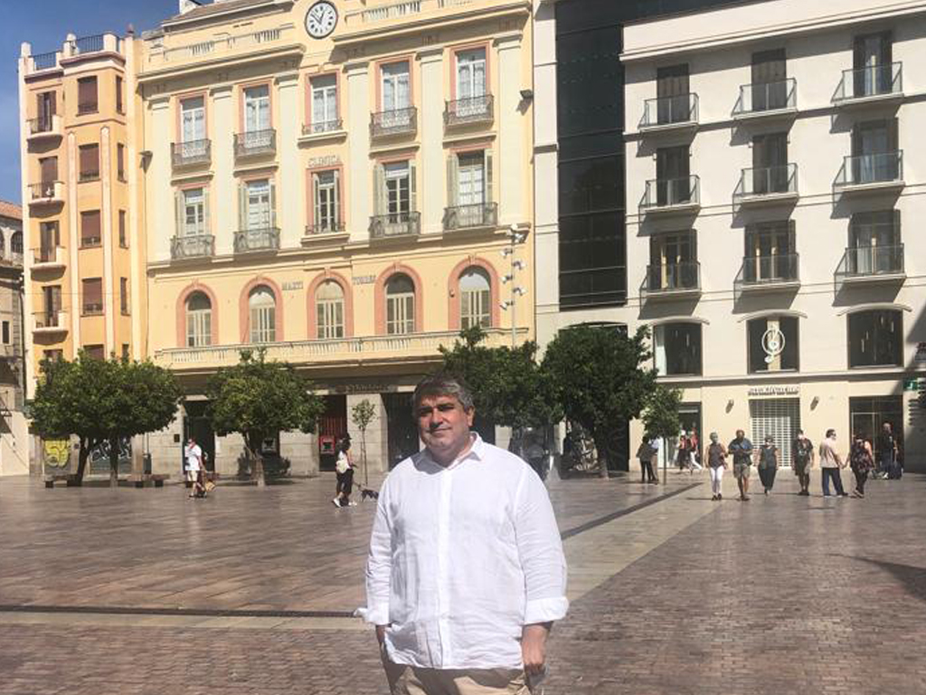 La Málaga Cultural que vuelve en 2022. Arquitecto Manuel Navarro en la Plaza de la Constitución.